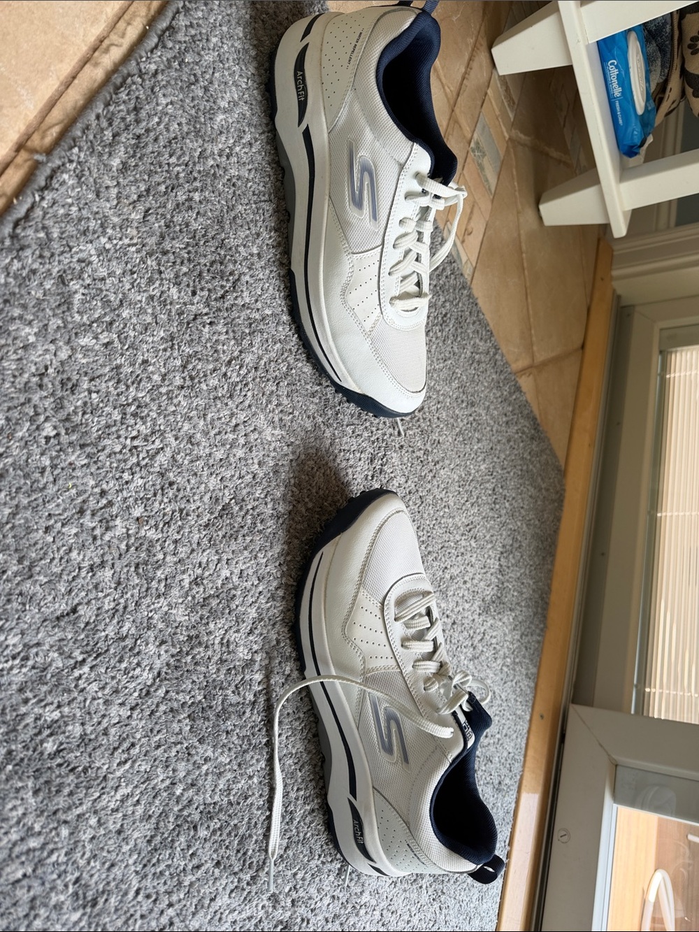 Golf sketchers White and Navy Low-Top golf Sneakers only worn once 😊size 12 - Picture 4 of 9